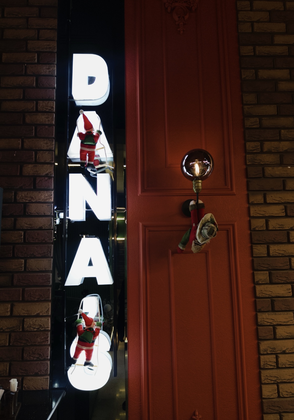 Dana’s — вывеска